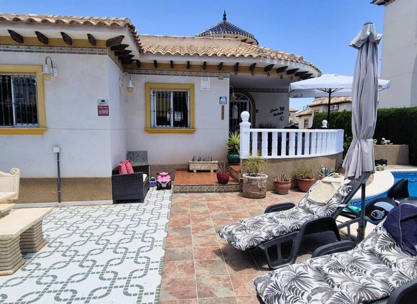 4 soveværelse Villa til salg i Villamartin med swimmingpool - € 399.995 (Ref: 9944518)