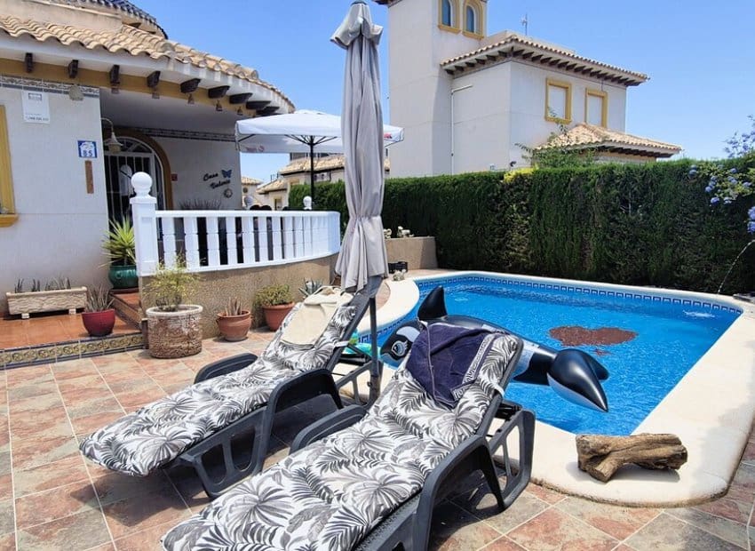 4 soveværelse Villa til salg i Villamartin med swimmingpool - € 399.995 (Ref: 9944518)