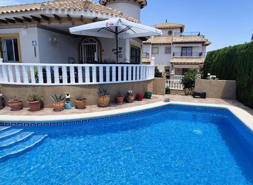 4 soveværelse Villa til salg i Villamartin med swimmingpool - € 399.995 (Ref: 9944518)