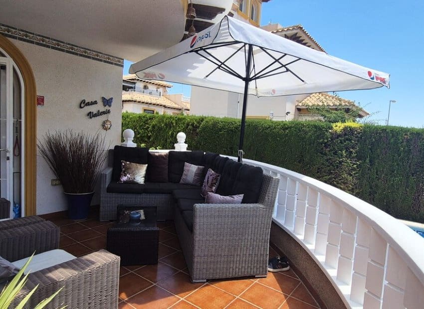 4 soveværelse Villa til salg i Villamartin med swimmingpool - € 399.995 (Ref: 9944518)