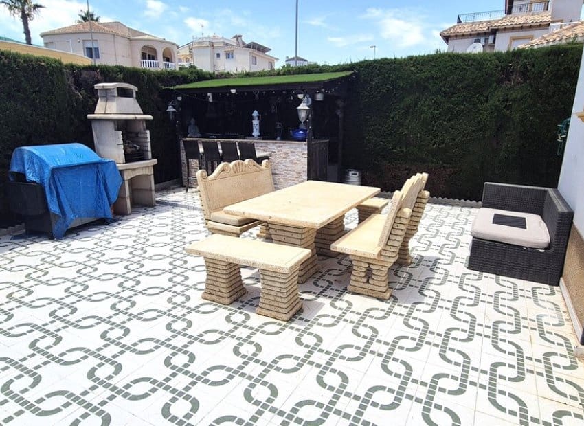4 soveværelse Villa til salg i Villamartin med swimmingpool - € 399.995 (Ref: 9944518)