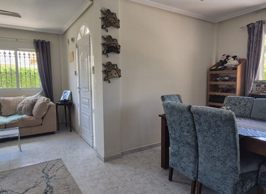 4 soveværelse Villa til salg i Villamartin med swimmingpool - € 399.995 (Ref: 9944518)