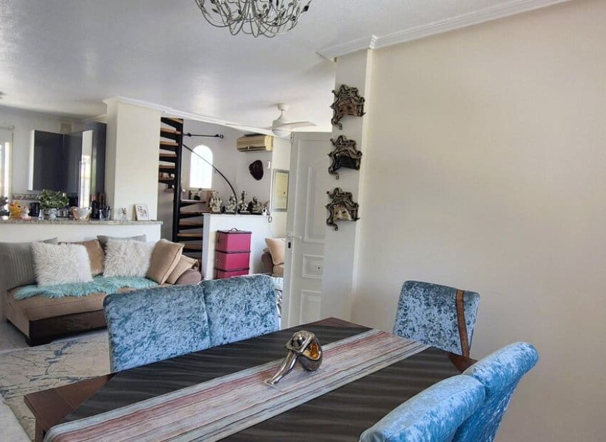 4 soveværelse Villa til salg i Villamartin med swimmingpool - € 399.995 (Ref: 9944518)