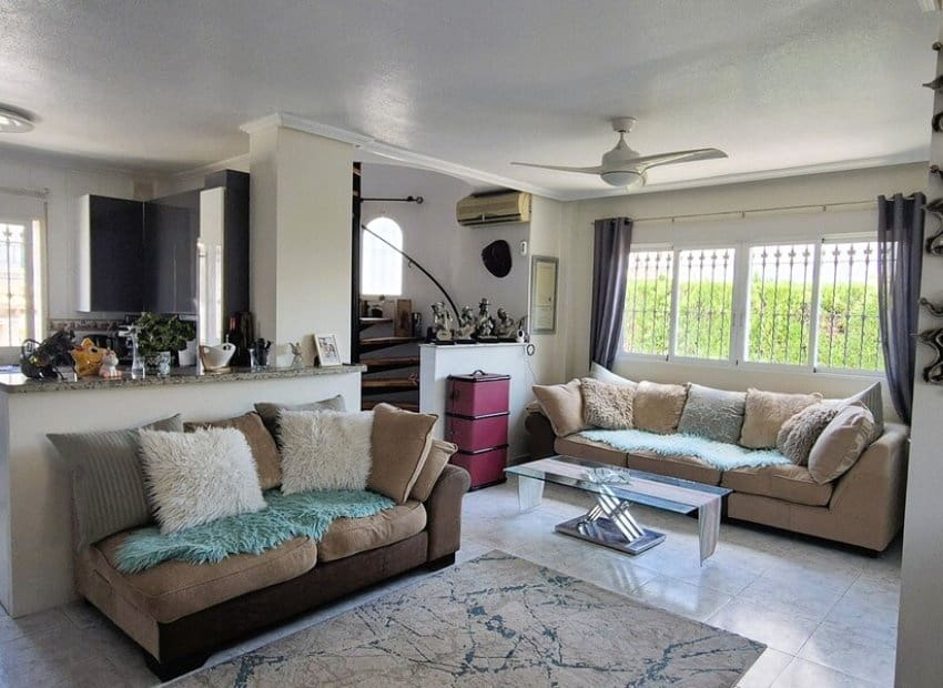 4 soveværelse Villa til salg i Villamartin med swimmingpool - € 399.995 (Ref: 9944518)