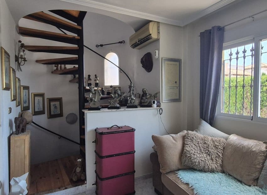 4 soveværelse Villa til salg i Villamartin med swimmingpool - € 399.995 (Ref: 9944518)