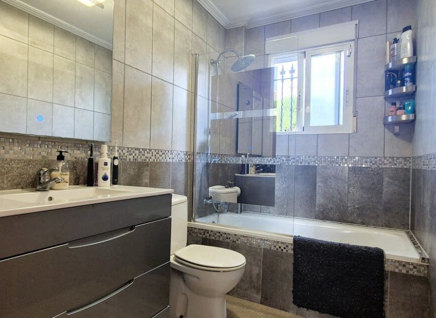 4 soveværelse Villa til salg i Villamartin med swimmingpool - € 399.995 (Ref: 9944518)