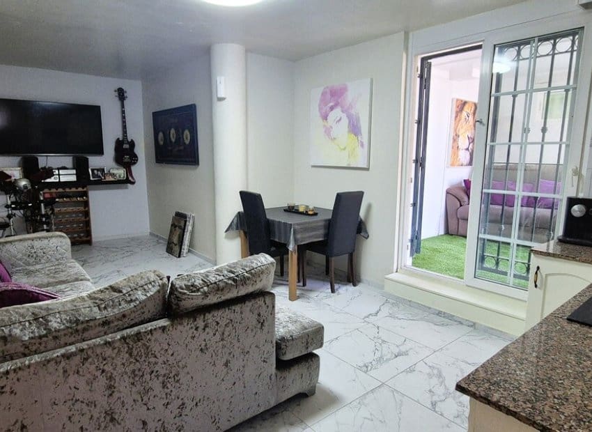 4 soveværelse Villa til salg i Villamartin med swimmingpool - € 399.995 (Ref: 9944518)