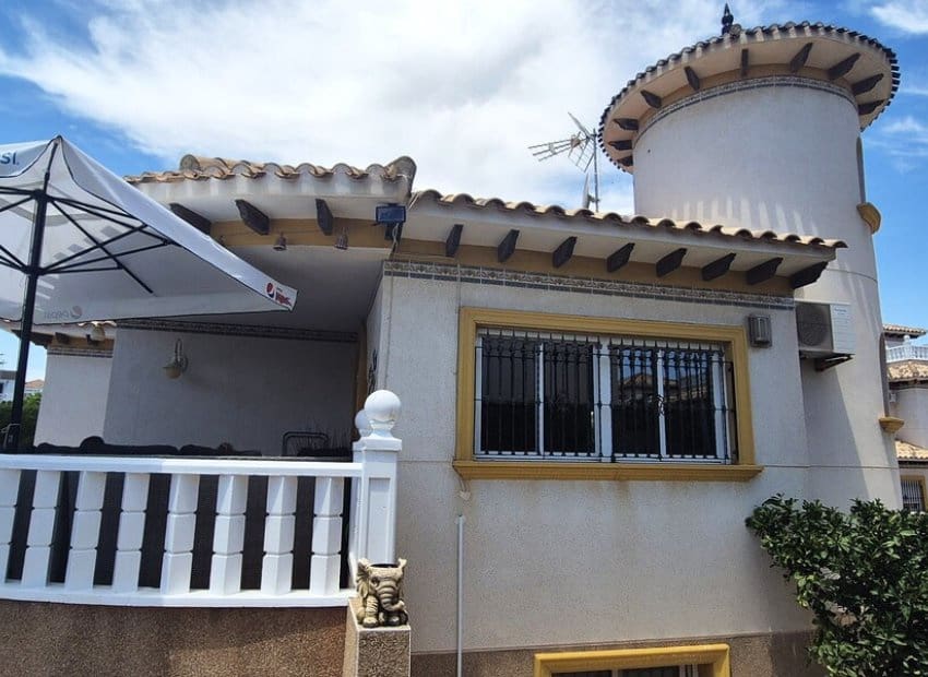 4 soveværelse Villa til salg i Villamartin med swimmingpool - € 399.995 (Ref: 9944518)