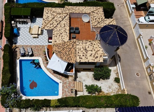 4 soveværelse Villa til salg i Villamartin, Orihuela med swimmingpool - € 399.995 (Ref: 9944518)