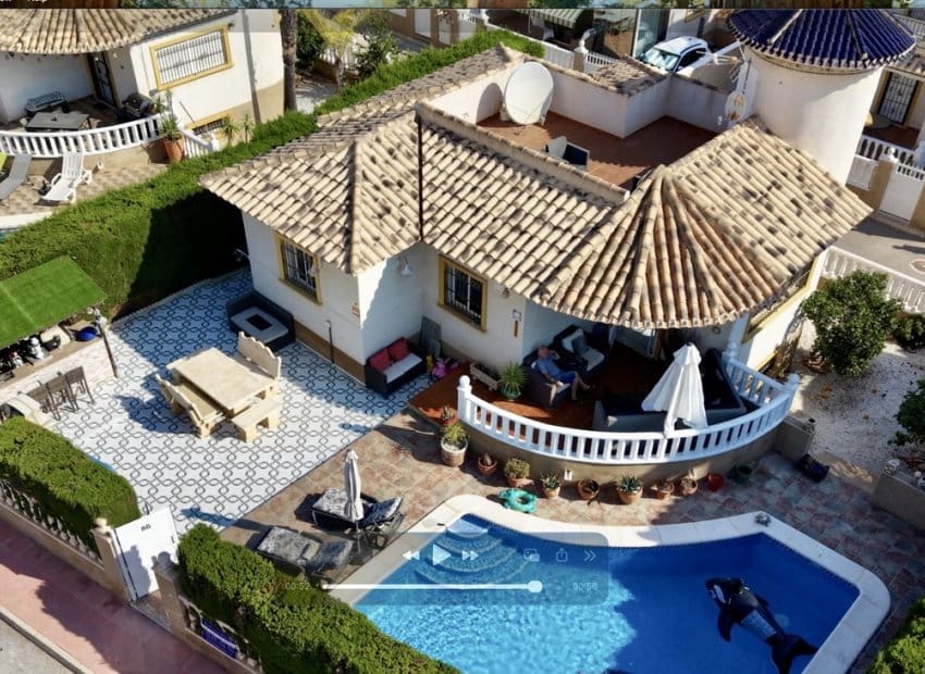 4 soveværelse Villa til salg i Villamartin med swimmingpool - € 399.995 (Ref: 9944518)