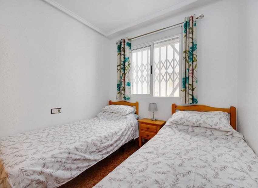 2 soveværelse Lejlighed til salg i Torrevieja med swimmingpool - € 129.969 (Ref: 9944519)