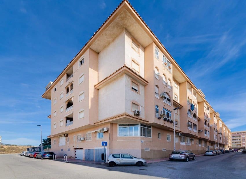 2 soveværelse Lejlighed til salg i Torrevieja med swimmingpool - € 129.969 (Ref: 9944519)