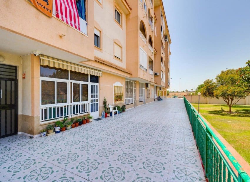 2 soveværelse Lejlighed til salg i Torrevieja med swimmingpool - € 129.969 (Ref: 9944519)