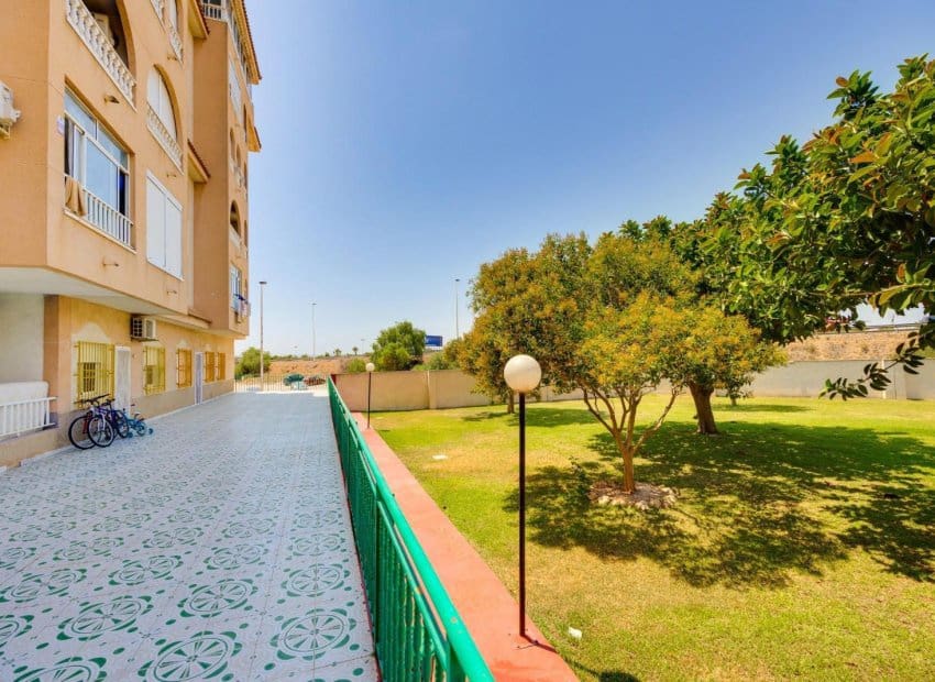 2 soveværelse Lejlighed til salg i Torrevieja med swimmingpool - € 129.969 (Ref: 9944519)