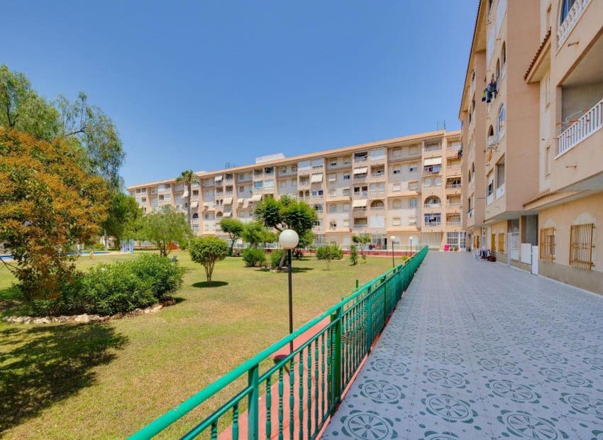 2 soveværelse Lejlighed til salg i Torrevieja med swimmingpool - € 129.969 (Ref: 9944519)