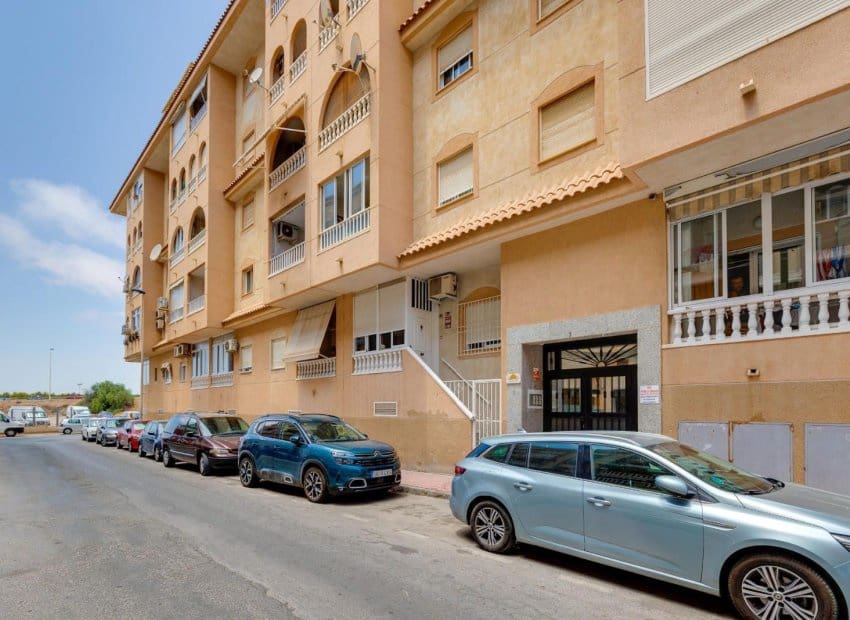 2 soveværelse Lejlighed til salg i Torrevieja med swimmingpool - € 129.969 (Ref: 9944519)