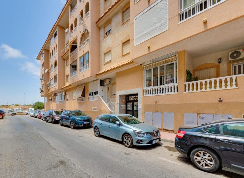 2 soveværelse Lejlighed til salg i Torrevieja med swimmingpool - € 129.969 (Ref: 9944519)