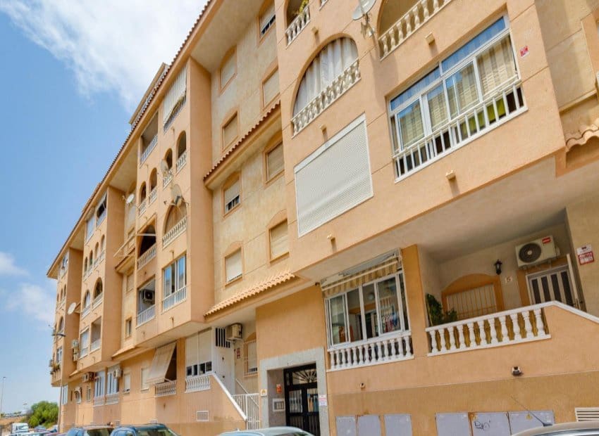 2 soveværelse Lejlighed til salg i Torrevieja med swimmingpool - € 129.969 (Ref: 9944519)