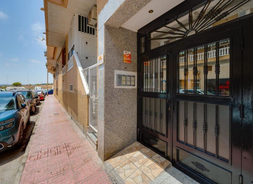 2 soveværelse Lejlighed til salg i Torrevieja med swimmingpool - € 129.969 (Ref: 9944519)