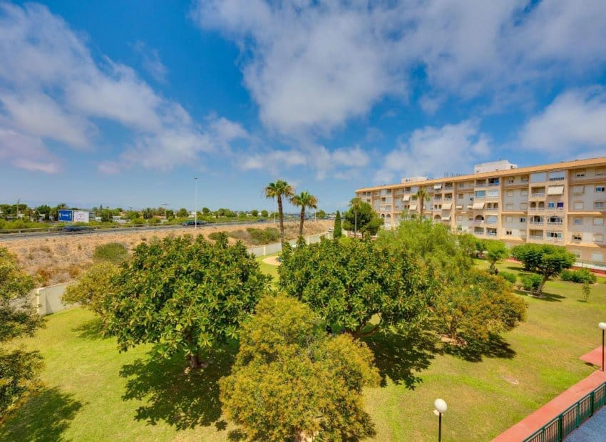 2 soveværelse Lejlighed til salg i Torrevieja med swimmingpool - € 129.969 (Ref: 9944519)