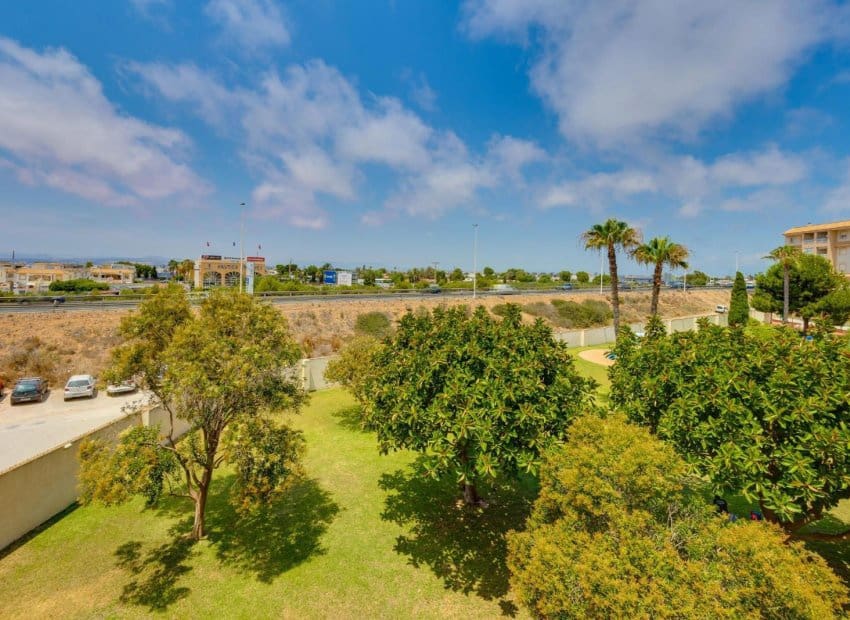 2 soveværelse Lejlighed til salg i Torrevieja med swimmingpool - € 129.969 (Ref: 9944519)