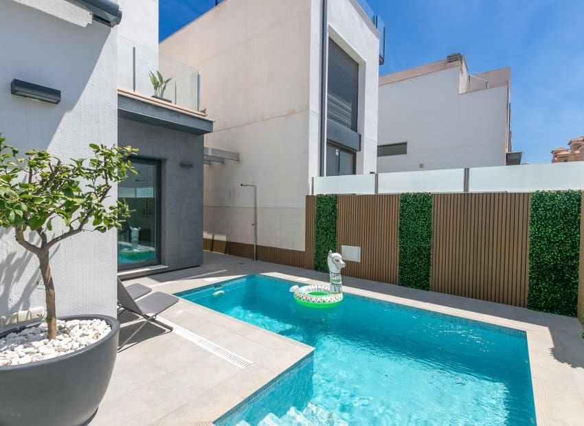 3 soveværelse Villa til salg i Villamartin med swimmingpool - € 369.000 (Ref: 9946632)