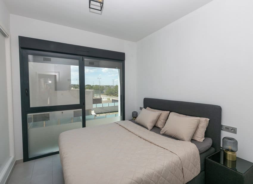 3 soveværelse Villa til salg i Villamartin med swimmingpool - € 369.000 (Ref: 9946632)