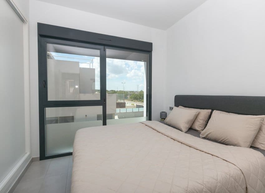 3 soveværelse Villa til salg i Villamartin med swimmingpool - € 369.000 (Ref: 9946632)