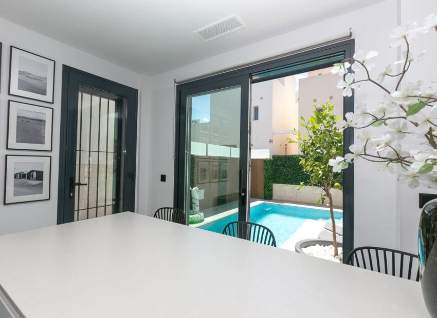3 soveværelse Villa til salg i Villamartin med swimmingpool - € 369.000 (Ref: 9946632)