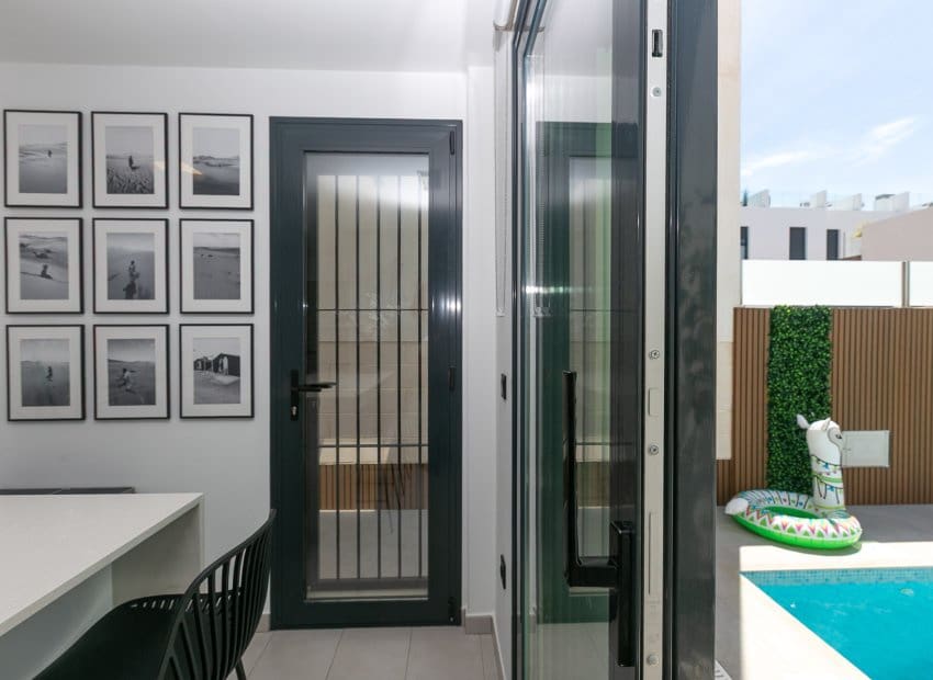 3 soveværelse Villa til salg i Villamartin med swimmingpool - € 369.000 (Ref: 9946632)