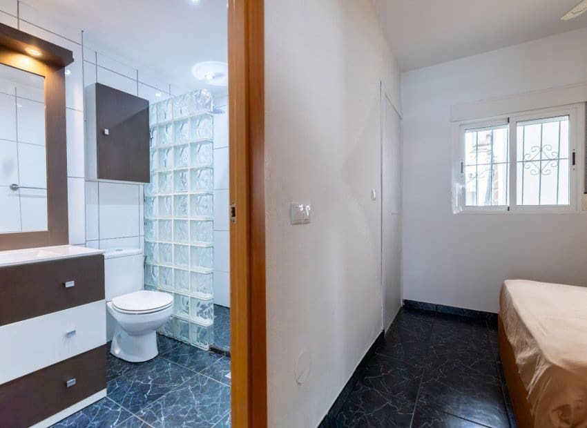 1 Zimmer Apartment zu verkaufen in Torrevieja mit Pool - 132.000 € (Ref: 9950079)