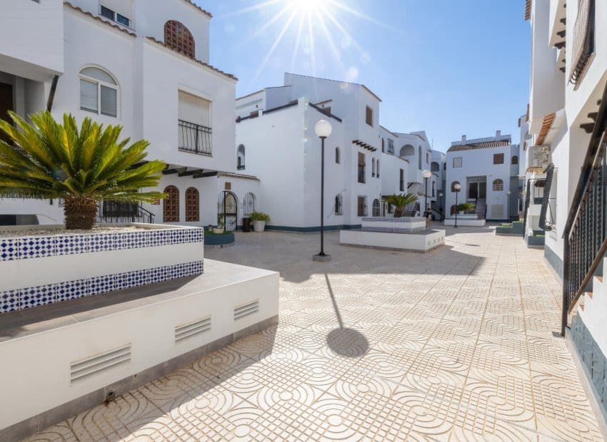 1 Zimmer Apartment zu verkaufen in Torrevieja mit Pool - 132.000 € (Ref: 9950079)