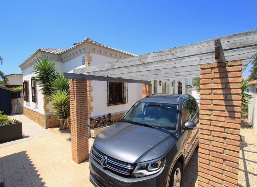3 bedroom Villa for sale in Formentera del Segura with pool - € 425,000 (Ref: 9950080)