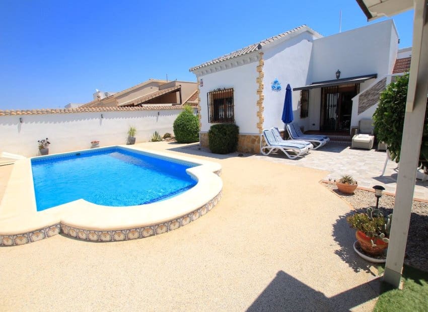 3 bedroom Villa for sale in Formentera del Segura with pool - € 425,000 (Ref: 9950080)