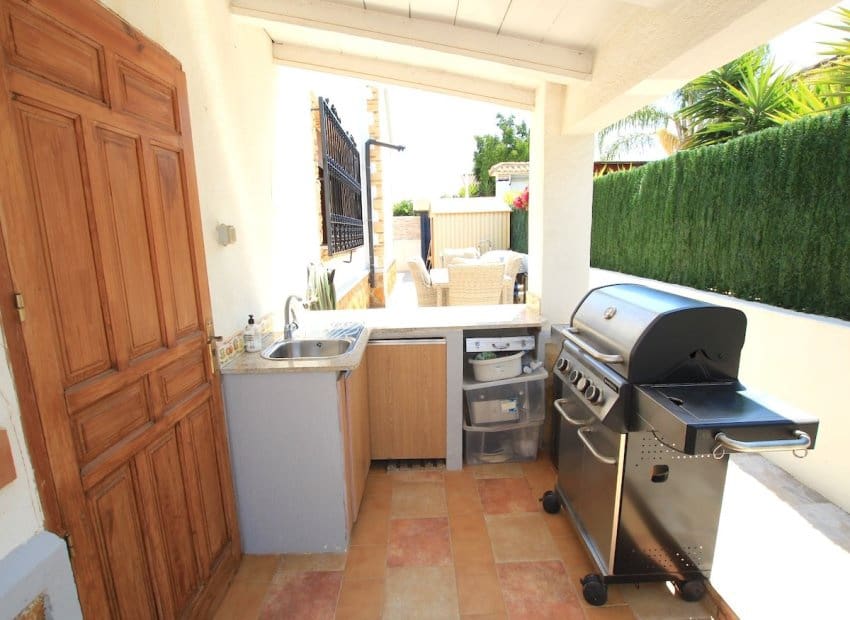 3 bedroom Villa for sale in Formentera del Segura with pool - € 425,000 (Ref: 9950080)