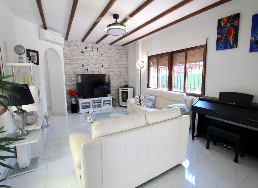3 bedroom Villa for sale in Formentera del Segura with pool - € 425,000 (Ref: 9950080)