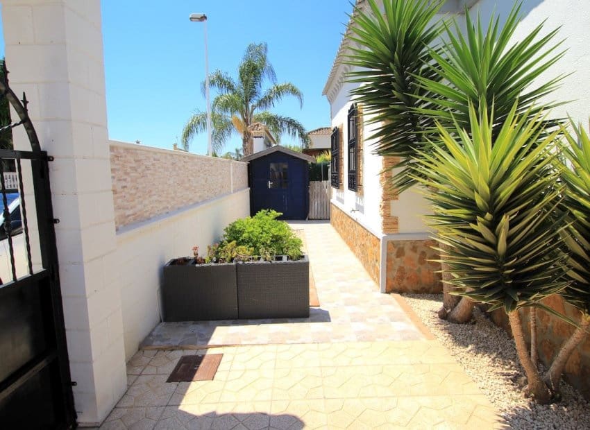 3 bedroom Villa for sale in Formentera del Segura with pool - € 425,000 (Ref: 9950080)