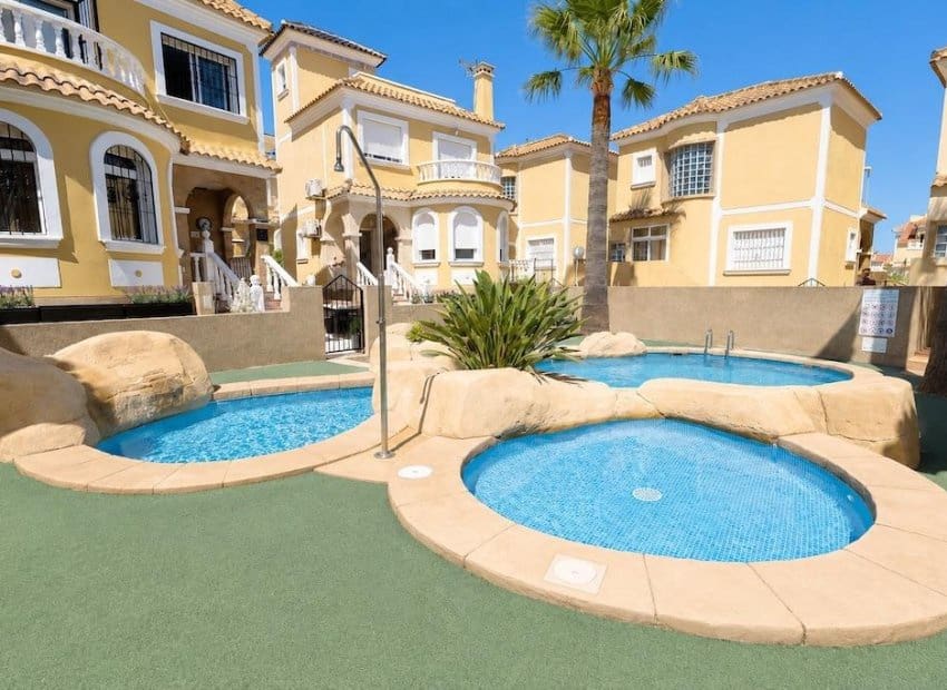 3 makuuhuone Huvila myytävänä paikassa Orihuela Costa mukana uima-altaan - 250 000 € (Ref: 9956079)