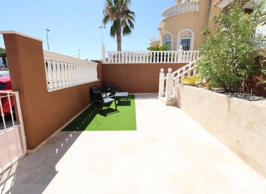 3 makuuhuone Huvila myytävänä paikassa Orihuela Costa mukana uima-altaan - 250 000 € (Ref: 9956079)