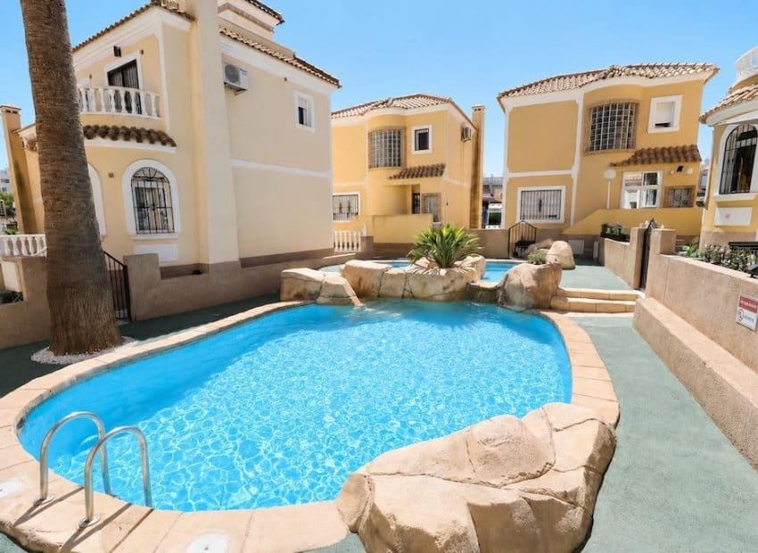 3 makuuhuone Huvila myytävänä paikassa Orihuela Costa mukana uima-altaan - 250 000 € (Ref: 9956079)