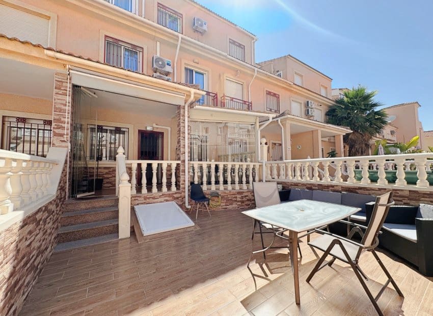 3 makuuhuone Omakotitalo myytävänä paikassa Orihuela Costa mukana uima-altaan - 283 000 € (Ref: 9956247)