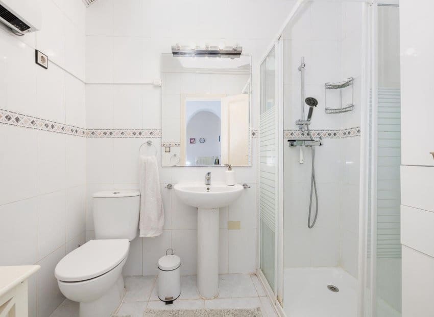2 bedroom Apartment for sale in Torrevieja with pool - € 144,969 (Ref: 9958766)