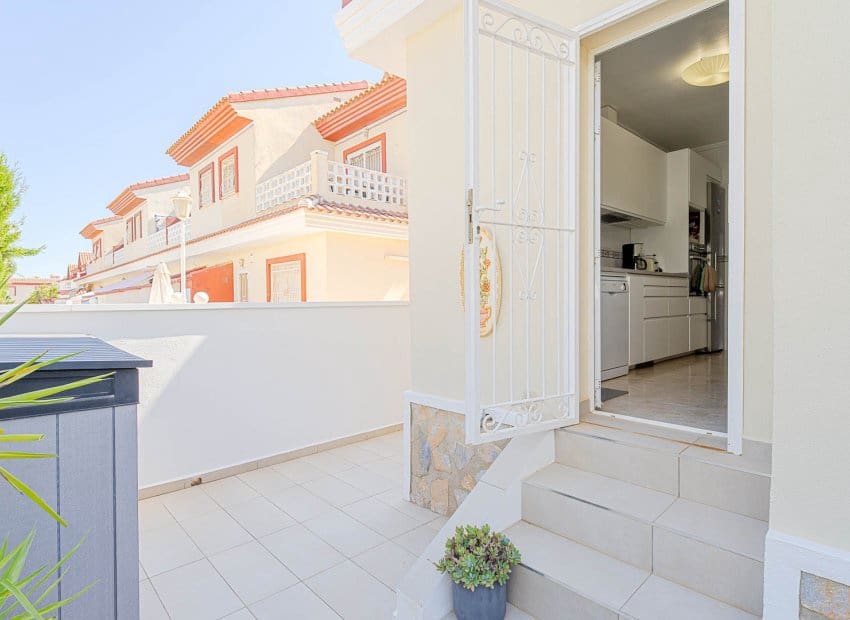 3 slaapkamer Huis te koop in Dona Pepa met zwembad - € 285.000 (Ref: 9958767)