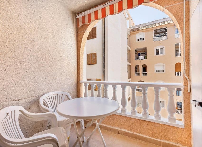 2 Zimmer Apartment zu verkaufen in Torrevieja mit Pool - 143.000 € (Ref: 9958768)