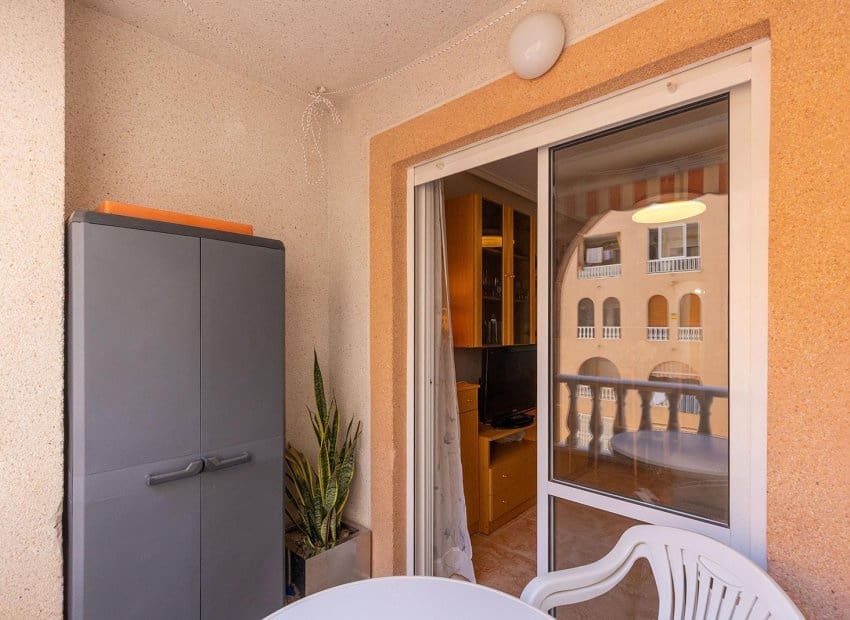 2 Zimmer Apartment zu verkaufen in Torrevieja mit Pool - 143.000 € (Ref: 9958768)