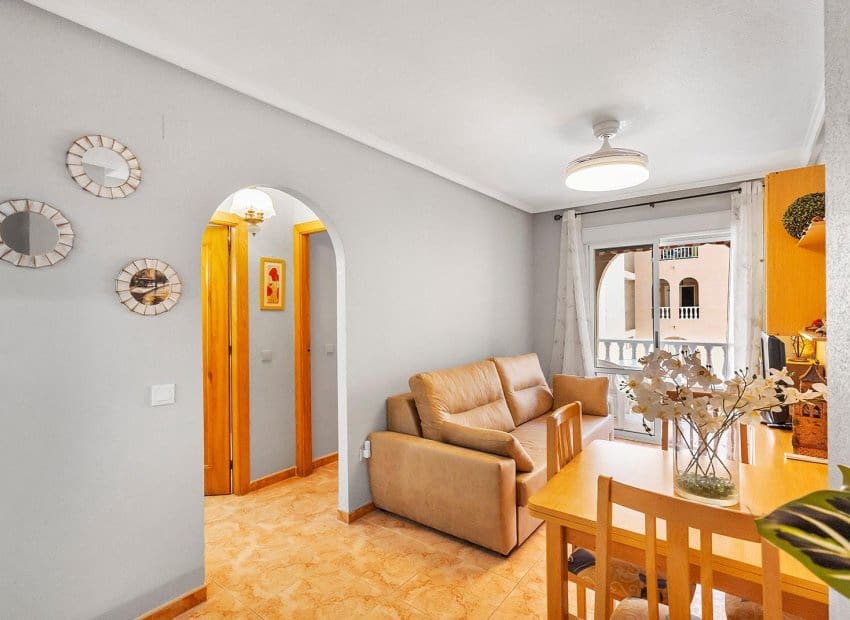 2 Zimmer Apartment zu verkaufen in Torrevieja mit Pool - 143.000 € (Ref: 9958768)