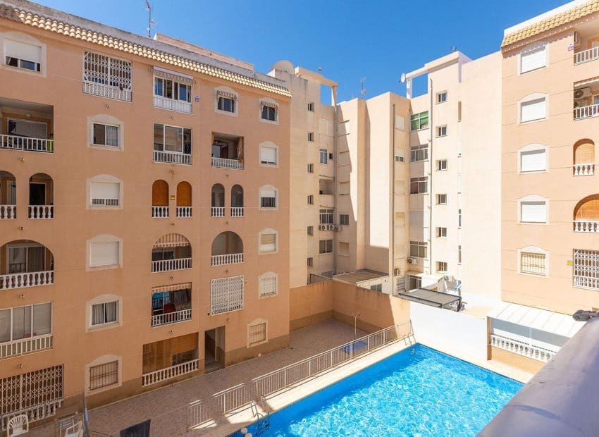 2 Zimmer Apartment zu verkaufen in Torrevieja mit Pool - 143.000 € (Ref: 9958768)