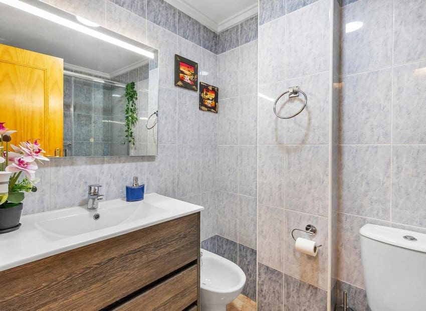 2 Zimmer Apartment zu verkaufen in Torrevieja mit Pool - 143.000 € (Ref: 9958768)