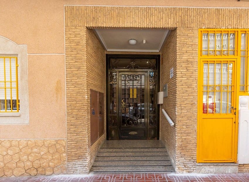 2 Zimmer Apartment zu verkaufen in Torrevieja mit Pool - 143.000 € (Ref: 9958768)
