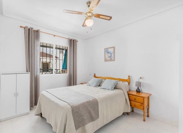 Apartamento de 2 habitaciones en Los Europeos, Torrevieja en venta con piscina - 199.500 € (Ref: 9964183)